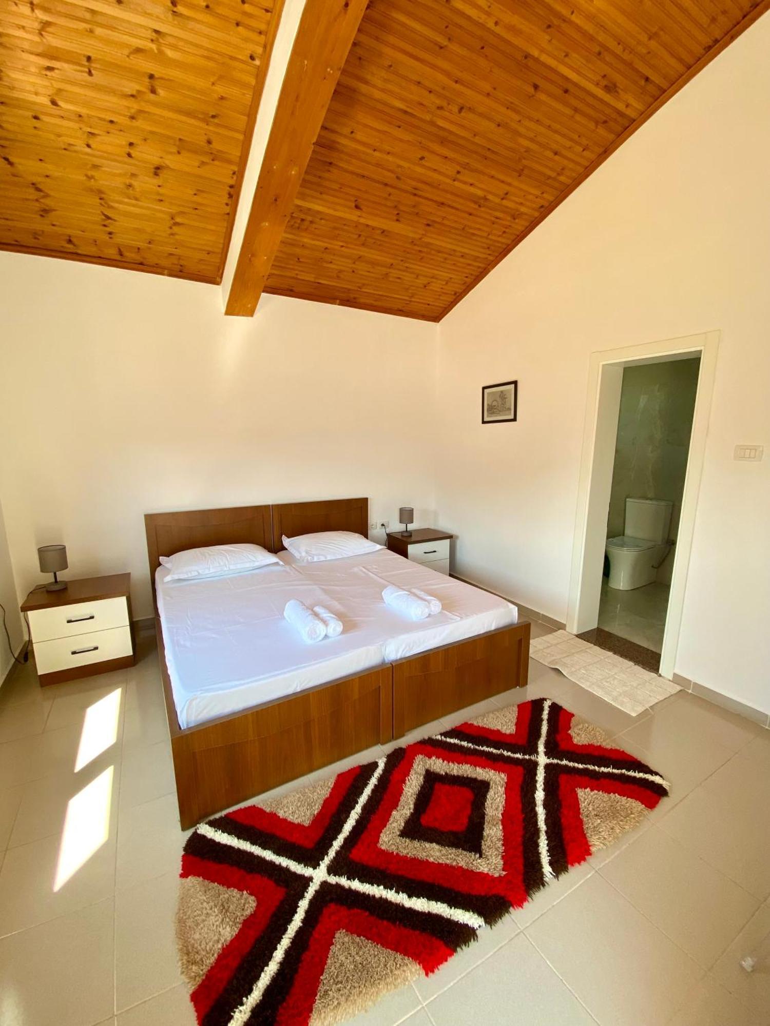 Villa Niku เบราท ภายนอก รูปภาพ